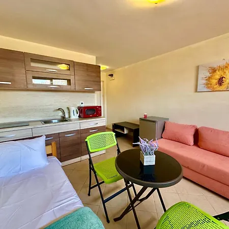 Apartment Comfortable In Summer Breeze